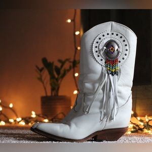 •boots are bae• southwestern white leather Zodiac boots, women’s size 6